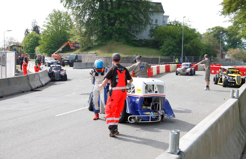 Frederik Nymark var selv i stand til at komme ud af bilen.
(Foto: Jens Højmark)